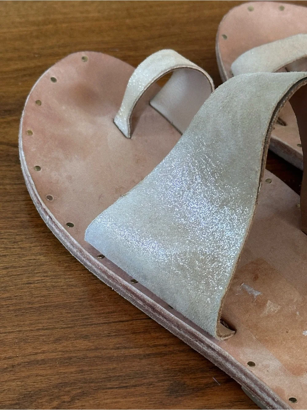Beek Finch Leather Toe Ring Sandals Women’s Size 9 Platinum Metallic Handmade